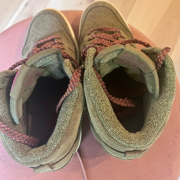 Hunter Green Nike boots size 7 with platform style heel in perfect condition - Picture 2 of 6